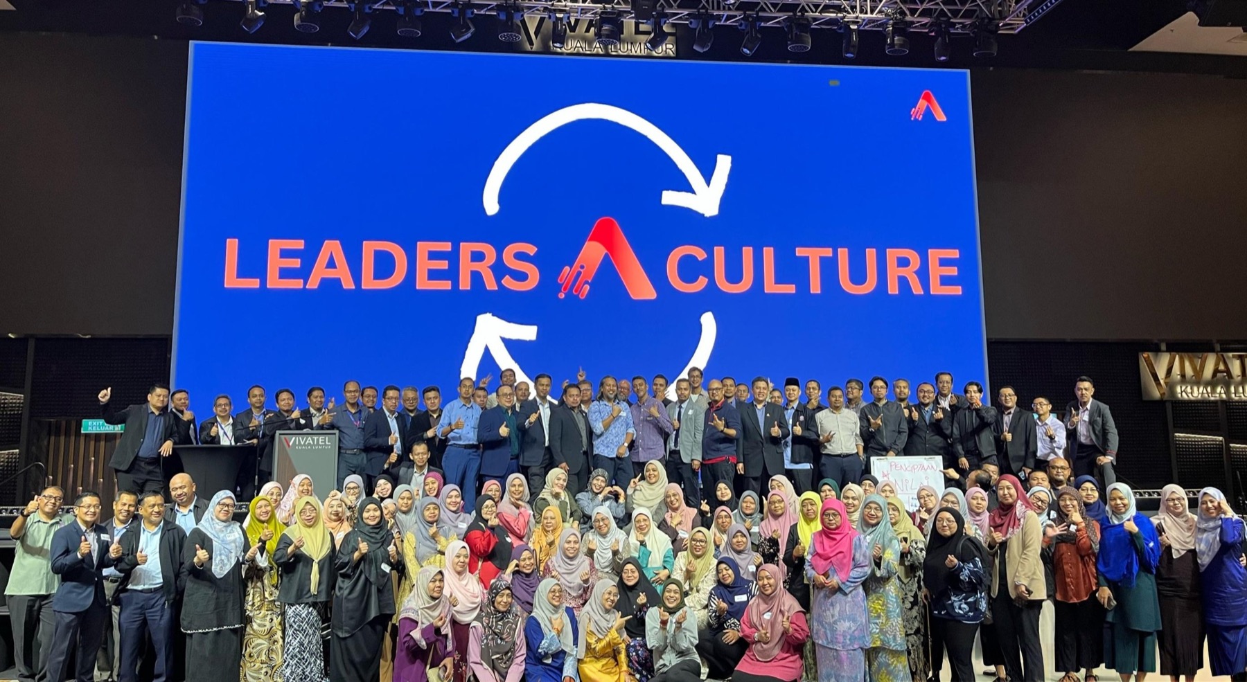 A large group of Nakhoda programme participants
